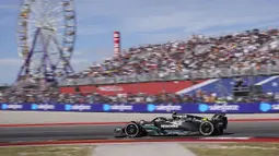 Pembalap Mercedes, Lewis Hamilton memacu mobilnya saat Formula 1 GP Amerika Serikat 2023 yang berlangsung di Circuit of The Americas, Senin (23/10/2023) dini hari WIB. FIA mendiskualifikasi Hamilton dan Leclerc setelah steward menemukan posisi plank wear tidak sesuai aturan teknis F1. (AP Photo/Darron Cummings)