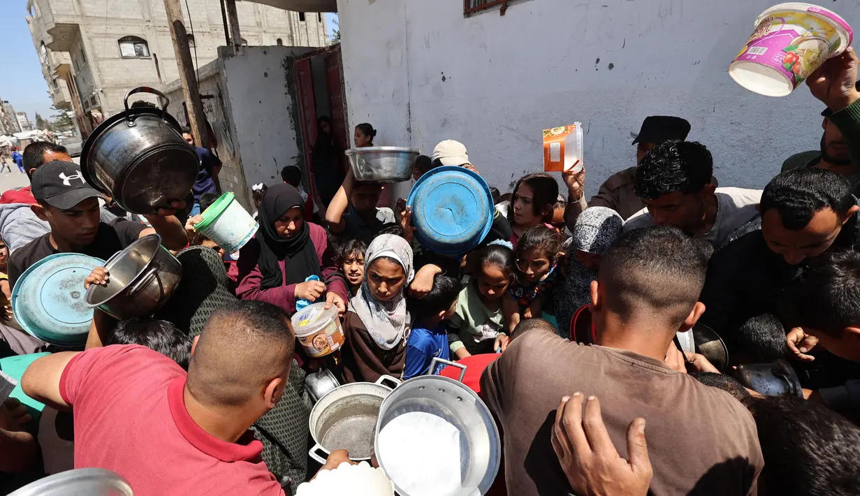 Menipisnya stok makanan dikarenakan blokade ketat yang dilakukan militer Israel terhadap masuknya makanan dan bantuan kemanusiaan. (Eyad BABA/AFP)