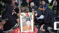 Aktris Olla Ramlan menangis di dekat makam sang ayahanda, Muhammad Ramlan di TPU Tanah Kusir, Jakarta Selatan, Selasa (5/6). Ayahanda dari Olla Ramlan itu meninggal di usia 72 tahun akibat kanker dan liver yang dideritanya. (Liputan6.com/Faizal Fanani)