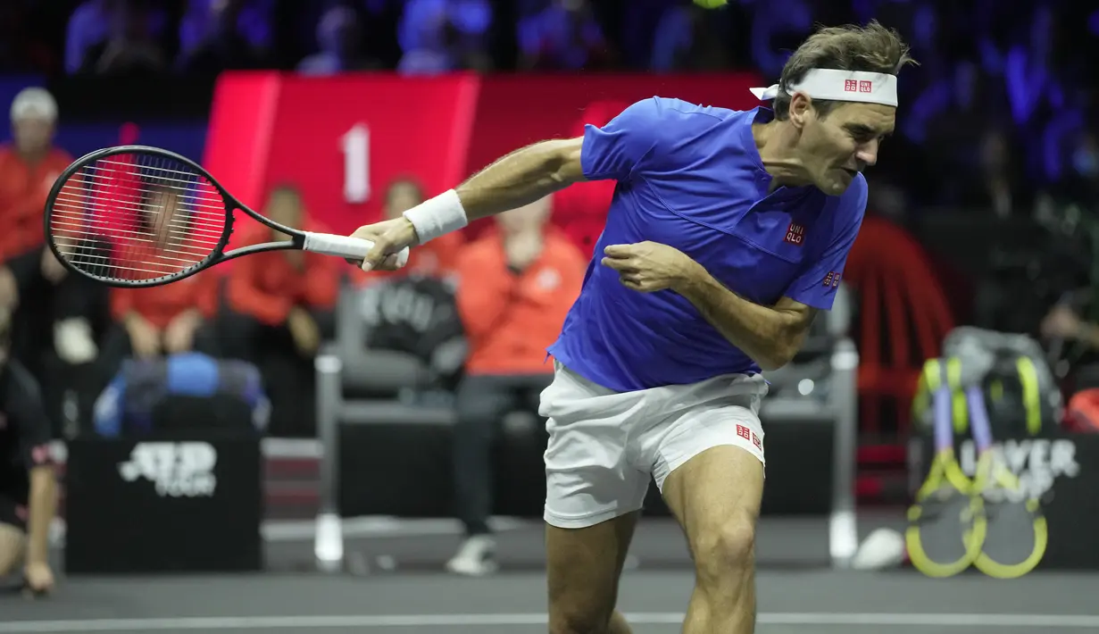Roger Federer dari Tim Eropa, merunduk di bawah bola yang dikembalikan saat bermain dengan Rafael Nadal selama pertandingan ganda Piala Laver melawan Jack Sock dan Frances Tiafoe dari Tim Dunia di arena O2 di London, Jumat (23/9/2022). Petenis berusia 41 tahun itu juga mengatakan keluarga akan menjadi prioritas setelah dirinya gantung raket apalagi Federer selalu ingin memulai babak baru apabila dia pensiun. (AP Photo/Kin Cheung)