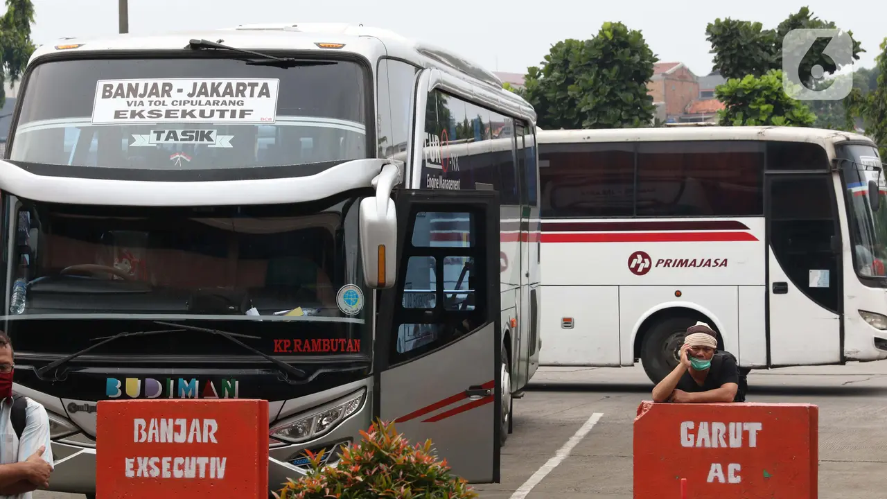 FOTO: Aturan Masih Disiapkan, Pemudik Tetap Datangi Terminal Kampung Rambutan