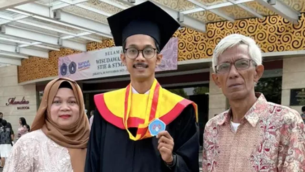 Bikin Haru Driver Ojol Lulus Kuliah Sarjana, 'Ibu Bangga Sama Kamu’ Saat Wisuda Dikawal Teman Seperjuangan