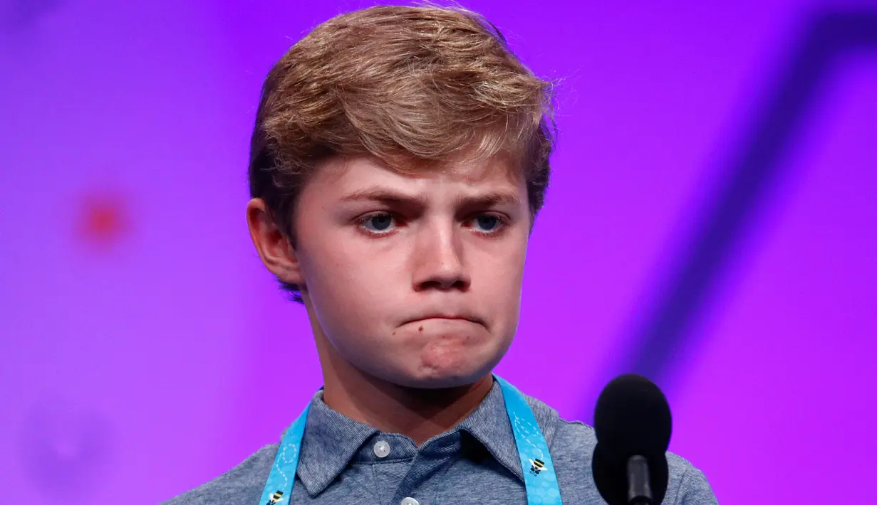 Grant Wiebe (13), peserta dari Colorado berkompetisi pada babak ketiga Scripps National Spelling Bee di Oxon Hill, Maryland, Selasa (28/5/2019). Kompetisi mengeja ini yang tertinggi di AS, dengan peserta yang juga berasal dari negara lain. (AP/Patrick Semansky)
