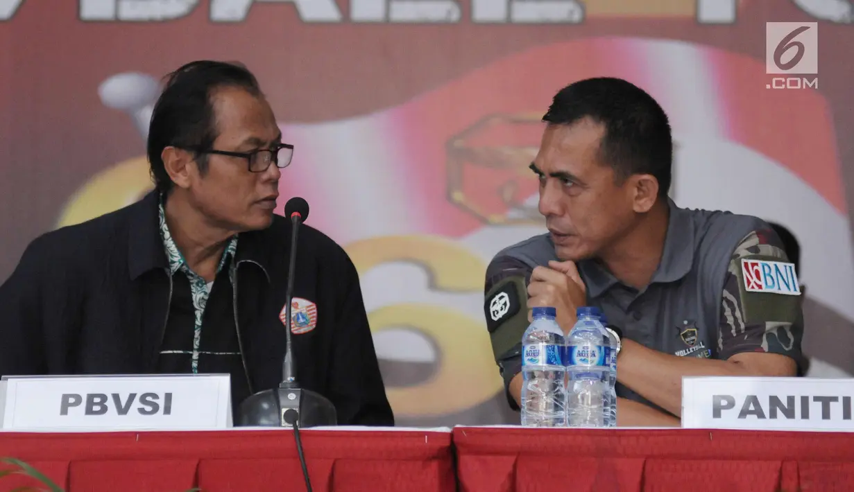 Ketua Binpres Pengprov PP PBVSI DKI, Budiawan (kiri) berbincang bersama Dan Grup 3 Kopassus Kolonel Inf Safta Feryansah saat memberi keterangan terkait turnamen voli Danjen Kopassus-BNI Open 2018 di Jakarta, Kamis (29/3). (Liputan6.com/Helmi Fithriansyah)