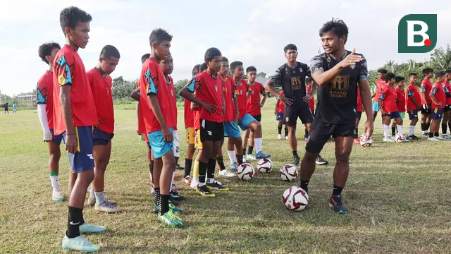 Foto: Suntikan Semangat dari Ilham Udin Armaiyn untuk Pesepak Bola Cilik Maluku Utara