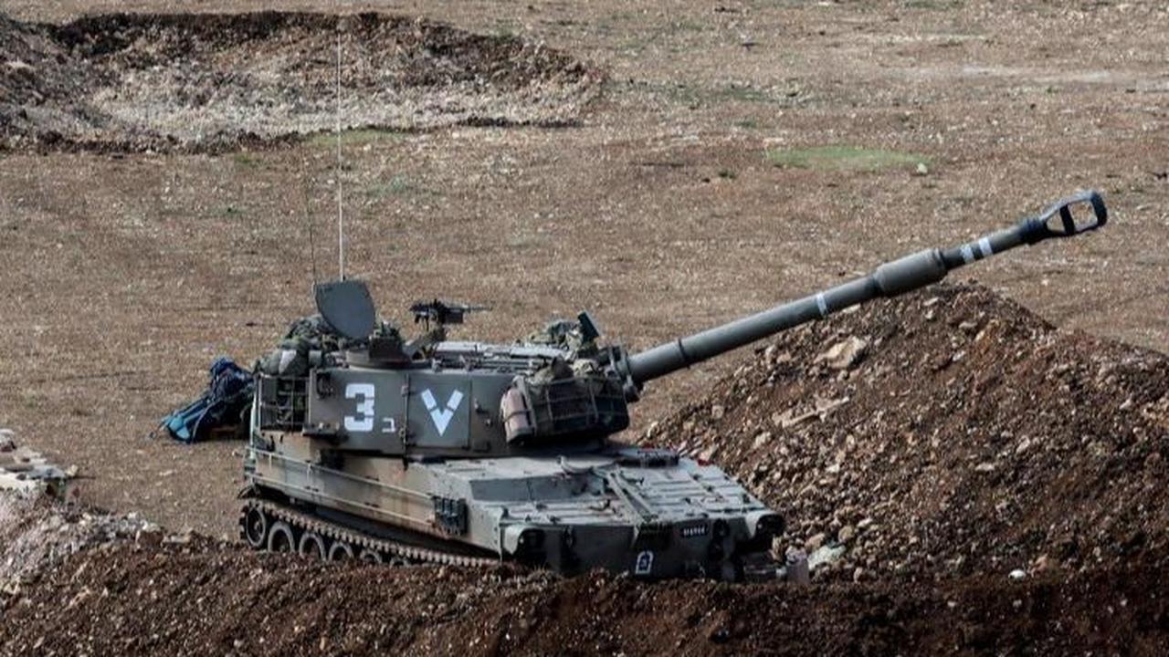 Tank-tank perang Israel terlihat bersiaga di posisinya yang siap untuk menyerang kelompok Hizbullah di selatan Lebanon.