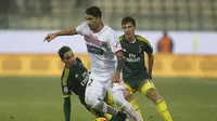 Penyerang Carpi, Marco Borriello (kanan) berebut bola dengan Mattia De Sciglio dan Alessio Romagnoli pada laga lanjutan Serie A, Senin (7/12/2015) dini hari WIB. (Giampiero Sposito)