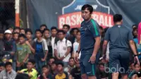 Pelatih Timnas Futsal Indonesia, Andri Irawan saat mendampingi timnya melawan Antam FC pada laga uji coba di Tifosi Sport Center, Jakarta Timur, (13/1/2017). Laga ini untuk persiapan mengikuti AFF Futsal Championship di Thailand. (Bola.com/Nicklas Hanoatu