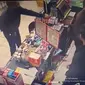 Tangkapan layar CCTV memperlihatkan perampok menodongkan senjata api ke pegawai minimarket di Perumahan Dirgantara Permai, Jatiasih, Kota Bekasi. (Istimewa)