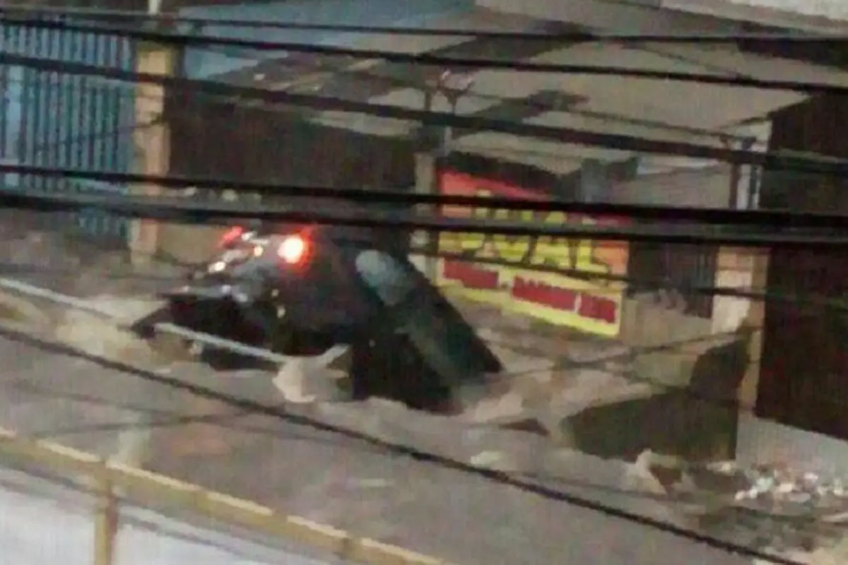 Pengendara Mobil Nyaris Terseret Banjir Bandang Bandung Jilid II
