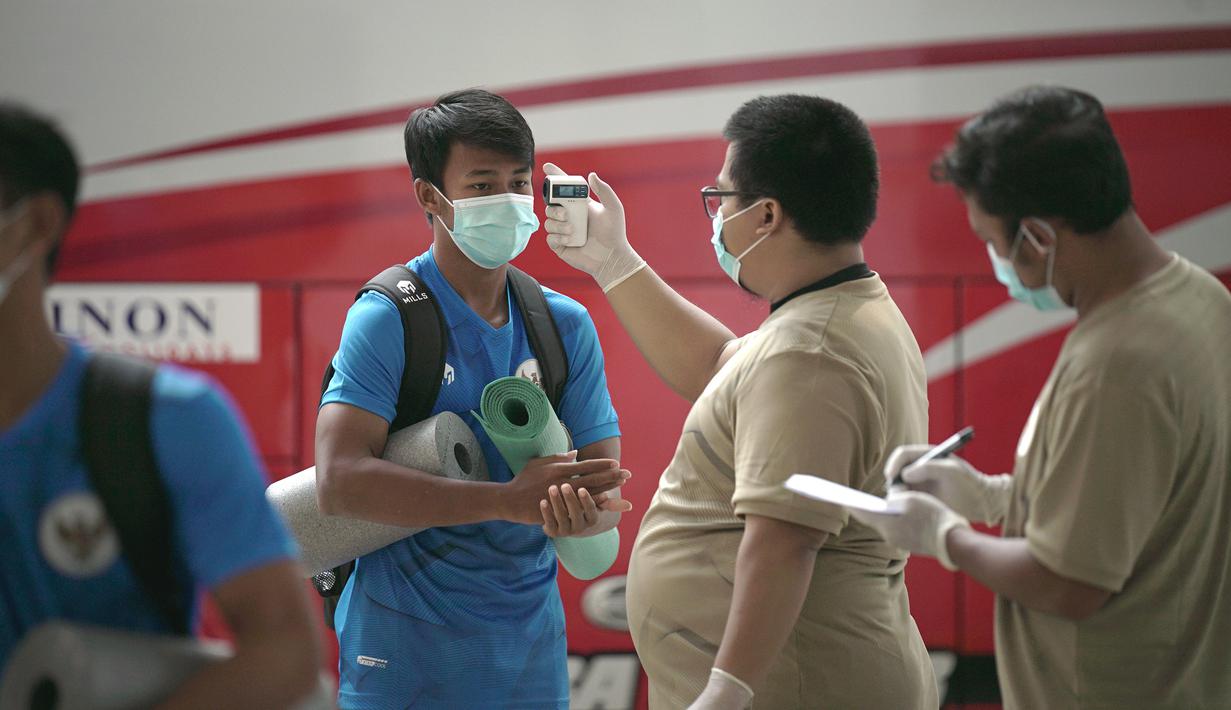 Pemain Timnas Indonesia U-19, Mochammad Supriadi, melakukan pengecekan suhu tubuh sebelum mengikuti sesi latihan di Stadion Madya, Jakarta, Jumat (7/8/2020) sore WIB. Sebanyak 24 pemain Timnas Indonesia jalani latihan perdana dengan mengikuti protokol kesehatan. (dok.PSSI)