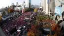 Puluhan ribu warga korsel turun ke jalan berunjuk rasa menuntut Presiden Park Geun-Hye mundur dari jabatannya, Korea Selatan, Sabtu (12/11). Park Geun-Hye diminta mundur atas tuduhan korupsi, kolusi, dan nepotisme (KKN). (REUTERS/Jeon Heon-kyun)