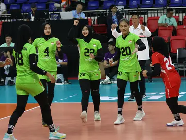 Timnas voli putri Indonesia mampu bangkit usai dikalahkan Hong Kong pada laga pertama dengan memetik kemenangan telak 3-0 () atas Singapura pada laga kedua Grup B AVC Challenge Cup 2024 di Rizal Memorial Coliseum, Manila, Filipina, Jumat (24/5/2024). Dengan hasil ini, Putri Agustin dkk yang mengemas satu kemenangan dan satu kekalahan dari dua laga sementara menempati posisi keempat Grup B di atas juru kunci Singapura. (Asian Volleyball Confederation)