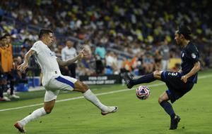 Pemain Al Hilal,&nbsp;Joao Cancelo&nbsp;(kiri), berebut bola dengan pemain Pachuca, Alonso Aceves, dalam laga Grup H Piala Dunia Antarklub di Nashville, Tennessee,&nbsp;Jumat (27/6/2025). (AP Photo/Johnnie Izquierdo)