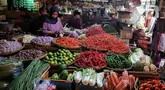Warga memilih sebelum membeli kebutuhan bahan pokok makanan di Pasar Kebayoran, Jakarta, Rabu (16/7/2025). (Liputan6.com/Angga Yuniar)