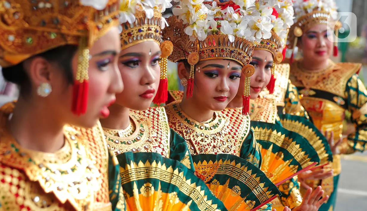 Penari menampilkan tarian daerah saat pagelaran Hari Tari Sedunia di kawasan Taman Fatahillah, Kota Tua, Jakarta, Sabtu (6/5/2023). (Liputan6.com/Angga Yuniar)