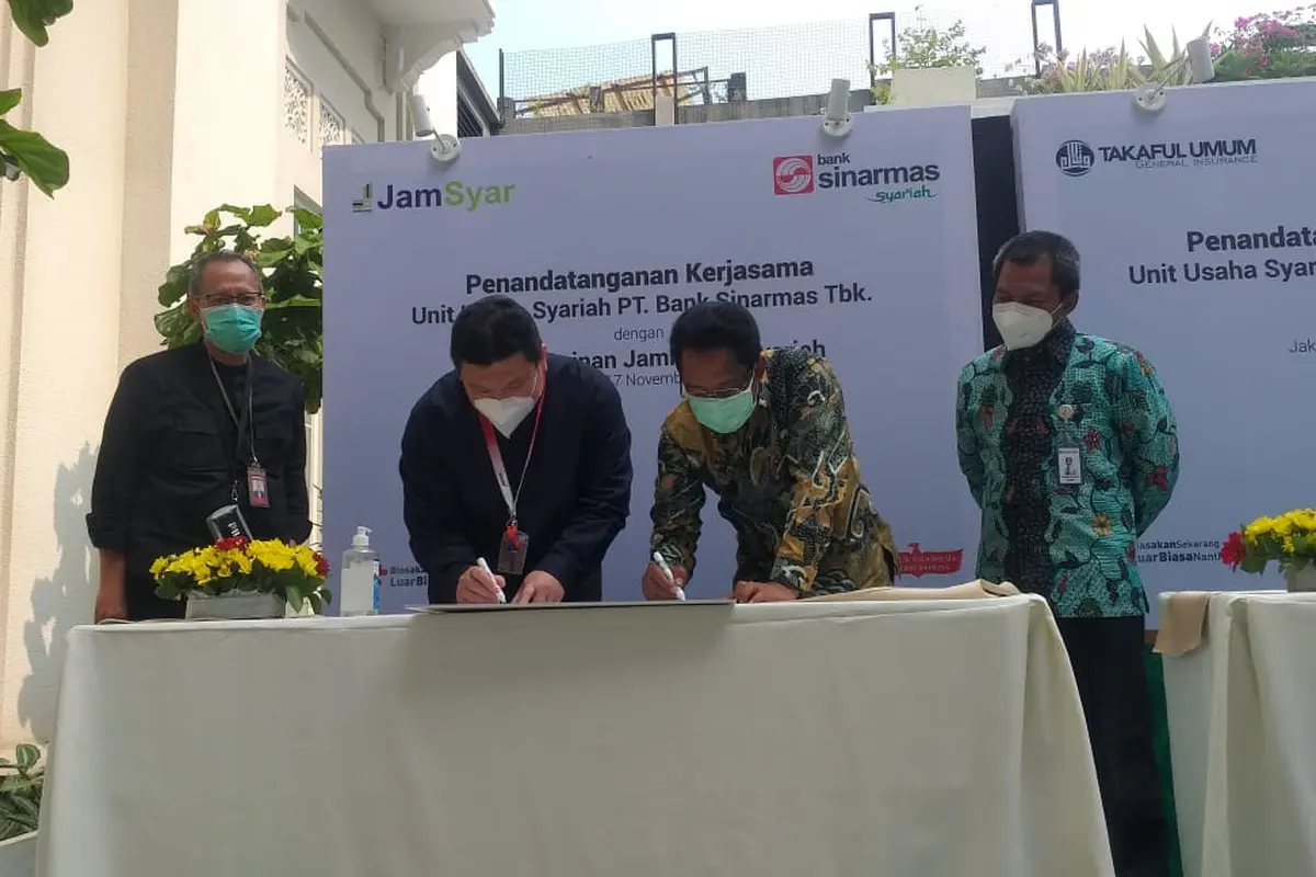 Penandatanganan kerjasama Bank Sinarmas dengan Jamkrindo dan Takaful