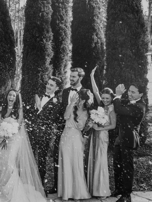 Amanda Rawles tampak tak menambahkan detail berlebihan. Ia semakin cantik dengan gaya rambut yang diikal loose dan dihalf pony-tail. [Foto: Document/amandarawles]