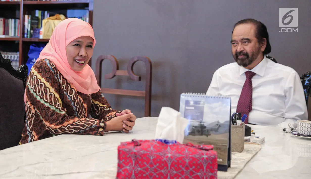 Menteri Sosial Khofifah Indar Parawansa (kiri) saat menemui Ketua Umum Partai Nasdem Surya Paloh di Kantor DPP Nasdem, Jakarta, Rabu (11/10). (Liputan6.com/Faizal Fanani)