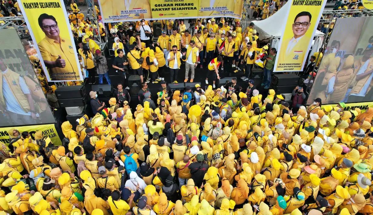 Warga berkumpul mengikuti kegiatan jalan sehat yang digelar DPD Partai Golkar Jawa Barat dan DPD Partai Golkar Kota Bandung di Area Lapangan Gasibu Jl. Diponegoro Bandung, Minggu (16/10/2022). Sedikitnya 138 ribu warga di berbagai kota dan Kabupaten di Jawa Barat, Minggu (16/10/2022) mengikuti Jalan Santai dalam rangka HUT Partai Gokar ke-58. (Foto:Dok Golkar)