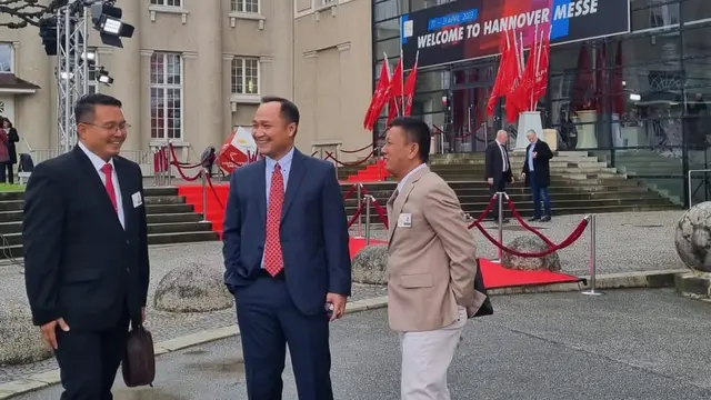 Direktur Utama PT SIER, Didik Prasetiyono (kiri) dalam pameran industri Hannover Messe 2023 di Jerman, Rabu (19/4/2023).