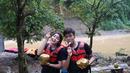 Krisshatta Luis Aveiro (kanan) dan Hilda Vitria Khan yang biasa tampil di sinetron dan FTV ini bersantai saat jeda arung jeram di Sungai Cicatih, Sukabumi, Sabtu (12/12/2015). (Bola.com/Arief Bagus)