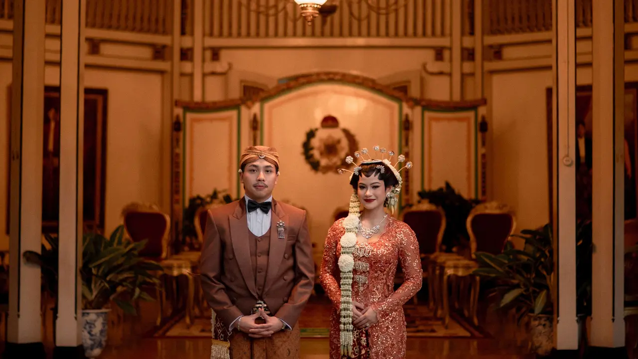 Pesona Tunku Aishah di Resepsi Pernikahan yang Sarat Tradisi, Kenakan Kebaya Coral Rancangan Didiet Maulana