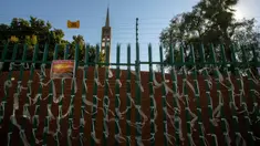 Pita-pita yang telah diikatkan ke pagar gereja St James Presbyterian di Bedford Gardens, Johannesburg, Rabu (29/7/2020). Pita tersebut mewakili warga Afrika Selatan yang meninggal akibat virus corona COVID-19. (AP Photo/Themba Hadebe)