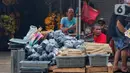 Salah satu pedagang tusuk sate dan arang di Pasar Kebayoran Lama, Jakarta, Rabu (28/6/2023). (Liputan6.com/Angga Yuniar)