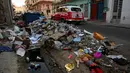 Menurut direktorat layanan kota provinsi, ibu kota ini hanya memiliki lebih dari separuh peralatan yang dibutuhkan untuk pengumpulan sampah, dengan 100 truk sampah. (YAMIL LAGE / AFP)