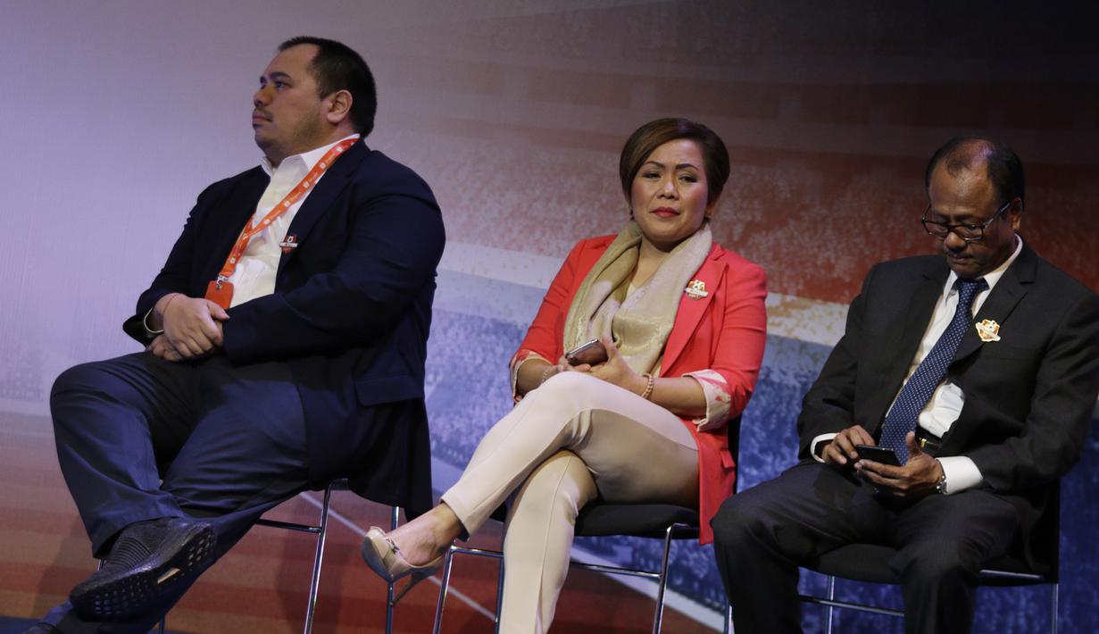 Direktur SCM, Harsiwi Achmad (tengah), saat Peluncuran Shopee Liga 1 di SCTV Tower, Jakarta, Senin (13/5). Sebanyak 18 klub akan bertanding pada Liga 1 mulai tanggal 15 Mei. (Bola.com/Vitalis Yogi Trisna)