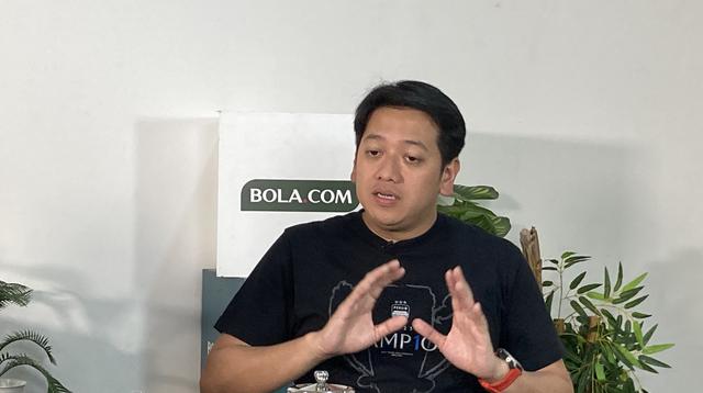 Direktur olahraga Persib Bandung, Adhitia Putra Herawan menyambangi kantor Bola.com di KLY Youniverse, Gondangdia, Jakarta, Rabu (23/10/2024).