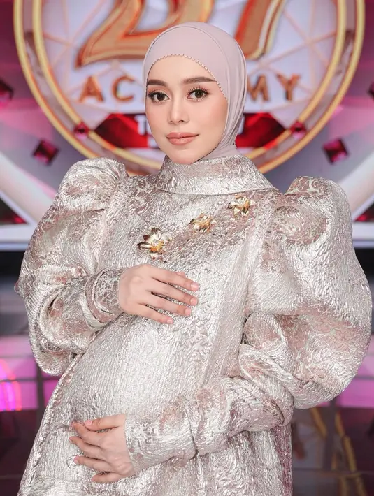 Lesti Kejora kini tengah hamil anak ke-3. Meski sedang hamil dan mengurus kedua anak-anaknya, ia tetap eksis di acara-acara dangdut. [@lestikejora]