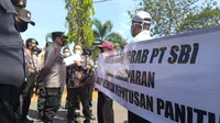 Massa aksi ketika menyampaikan aspirasinya di PT Solusi Bangun Indonesia (SBI) Pabrik Tuban. (Liputan6.com/Ahmad Adirin)
