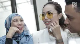 Cinta Ratu didampingi kuasa hukumnya dan ibunya saat menunggu sidang cerai di Pengadilan Agama Jakarta Selatan, Senin (12/3). Cinta dan Roby Keduanya bertemu di ruang sidang Pengadilan Agama Jakarta Selatan. (Liputan6.com/Faizal Fanani)