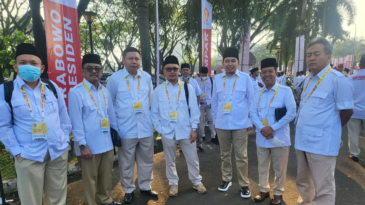 Gus Fawait (3 dari kanan) beserta pengurus Fraksi Gerindra DPRD Jatim saat Rapimnas Partai Gerindra di SICC, Bogor. (Istimewa).
