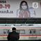 Calon penumpang menunggu kedatangan kereta Commuter Line di Stasiun Manggarai, Jakarta, Kamis (16/4/2020). PT KCI menyatakan jumlah penumpang kereta listrik (KRL) terus menurun selama pemberlakuan Pembatasan Sosial Berskala Besar (PSBB) di Jabodebek hingga 50 persen. (merdeka.com/Iqbal S. Nugroho)