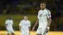 Pemain Real Madrid, Kylian Mbappe, tampak kecewa setelah ditahan imbang Las Palmas pada laga pekan ketiga La Liga 2024/2025 di Stadion Gran Canaria, Jumat (30/8/2024).  (AP Photo/Gabriel Jimenez)