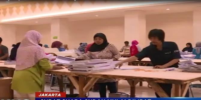 Ibu Rumah Tangga Jadi Petugas Pelipat Kertas Suara