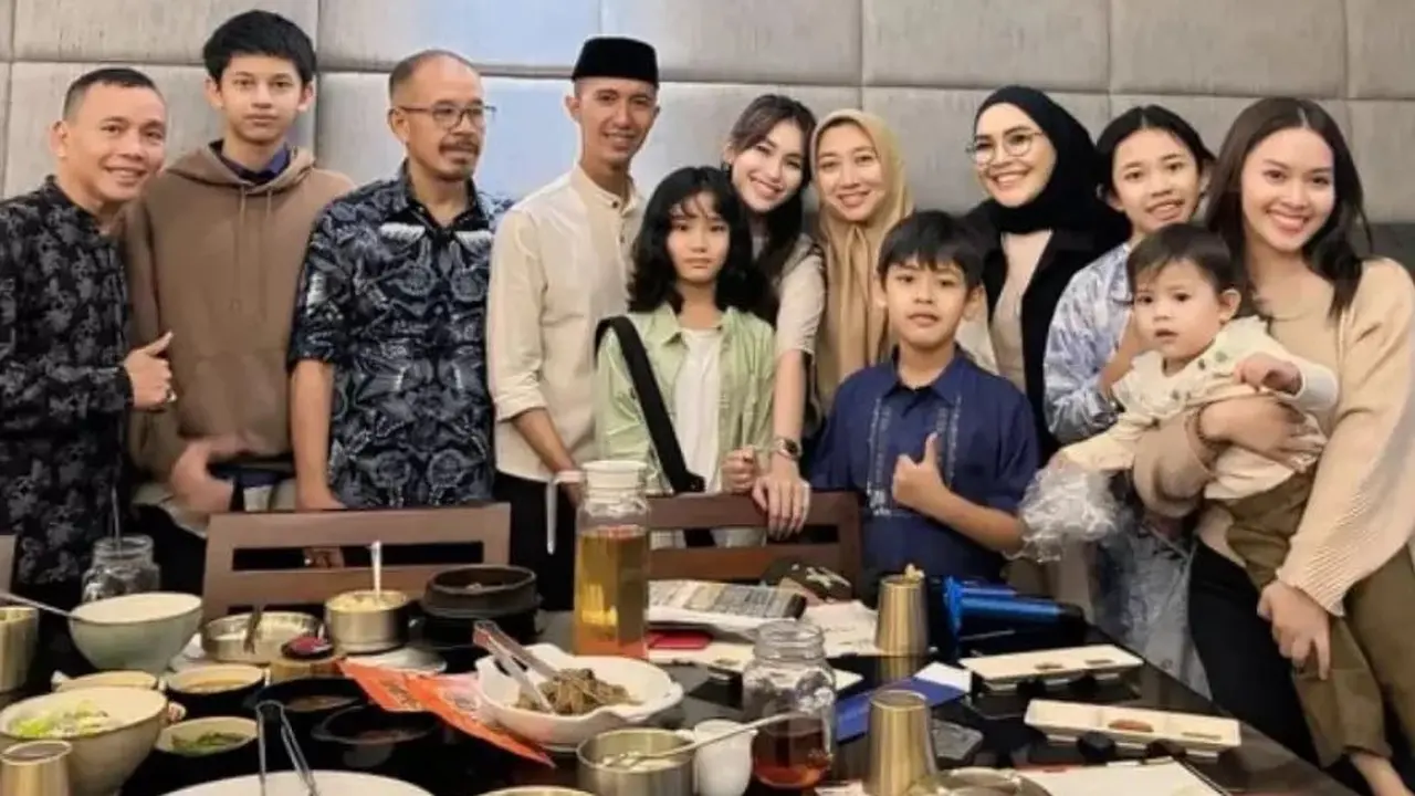 Bukber keluarga Ayu Ting Ting dan Muhammad Fardhana