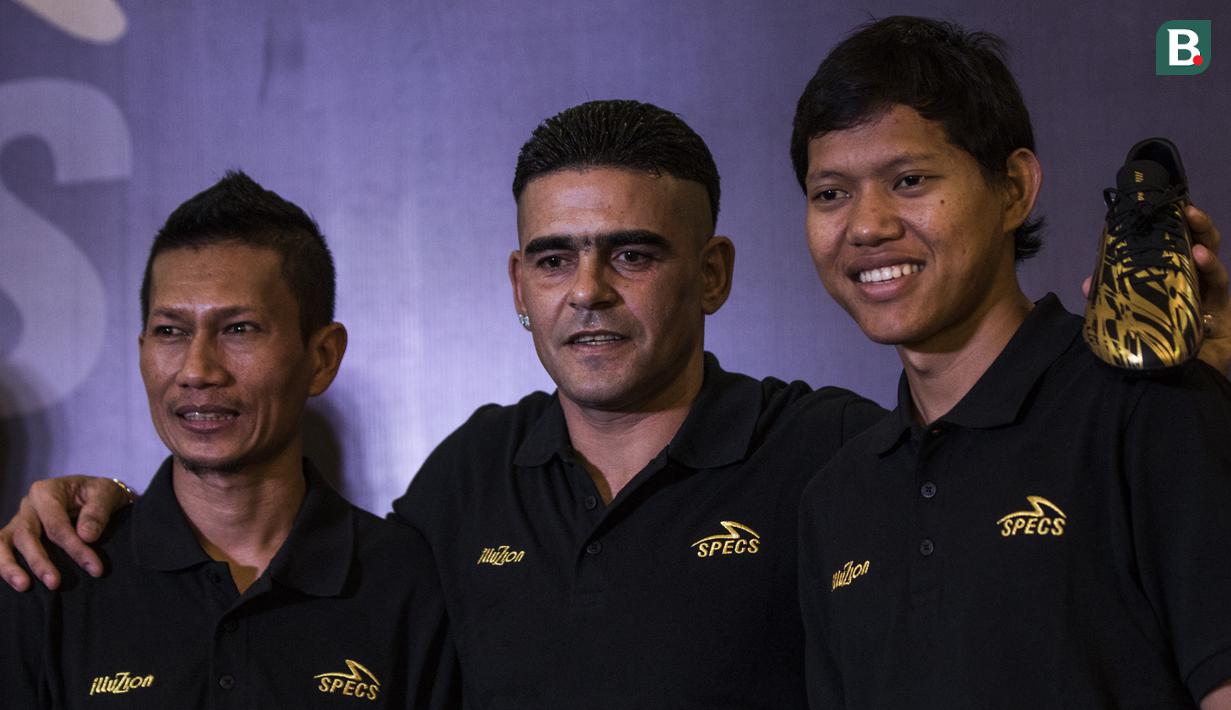 Ismed Sofyan, Cristian Gonzales dan Adam Alis, saat peluncuran sepatu Specs Futuristik di Restoran Terrace, Jakarta, Senin (4/6/2018). Sejumlah bintang Liga 1 Indonesia menghadiri peluncuran sepatu terbaru dari Specs. (Bola.com/Vitalis Yogi Trisna)