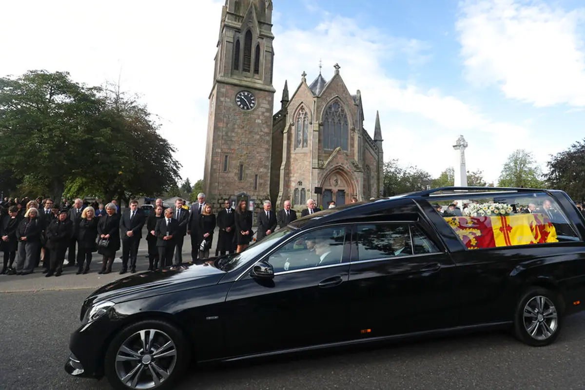 Jenazah Ratu Elizabeth II Diberangkatkan dari Kastil Balmoral ke Istana Holyroodhouse di Edinburgh