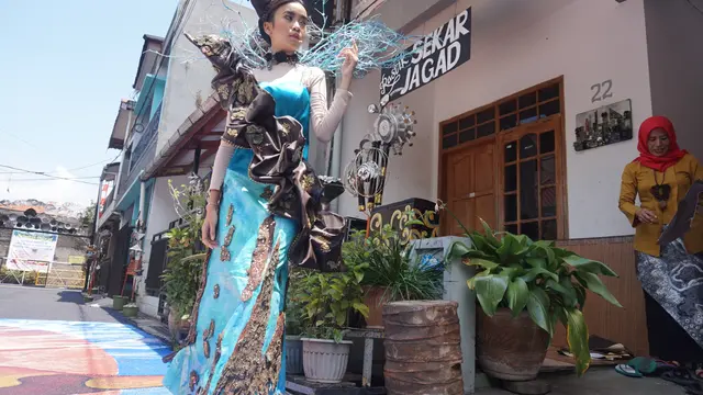 Kostum dengan memanfaatkan karung bekas, ranting pohon dan kulit pohon, menjadi mirip gaun mewah