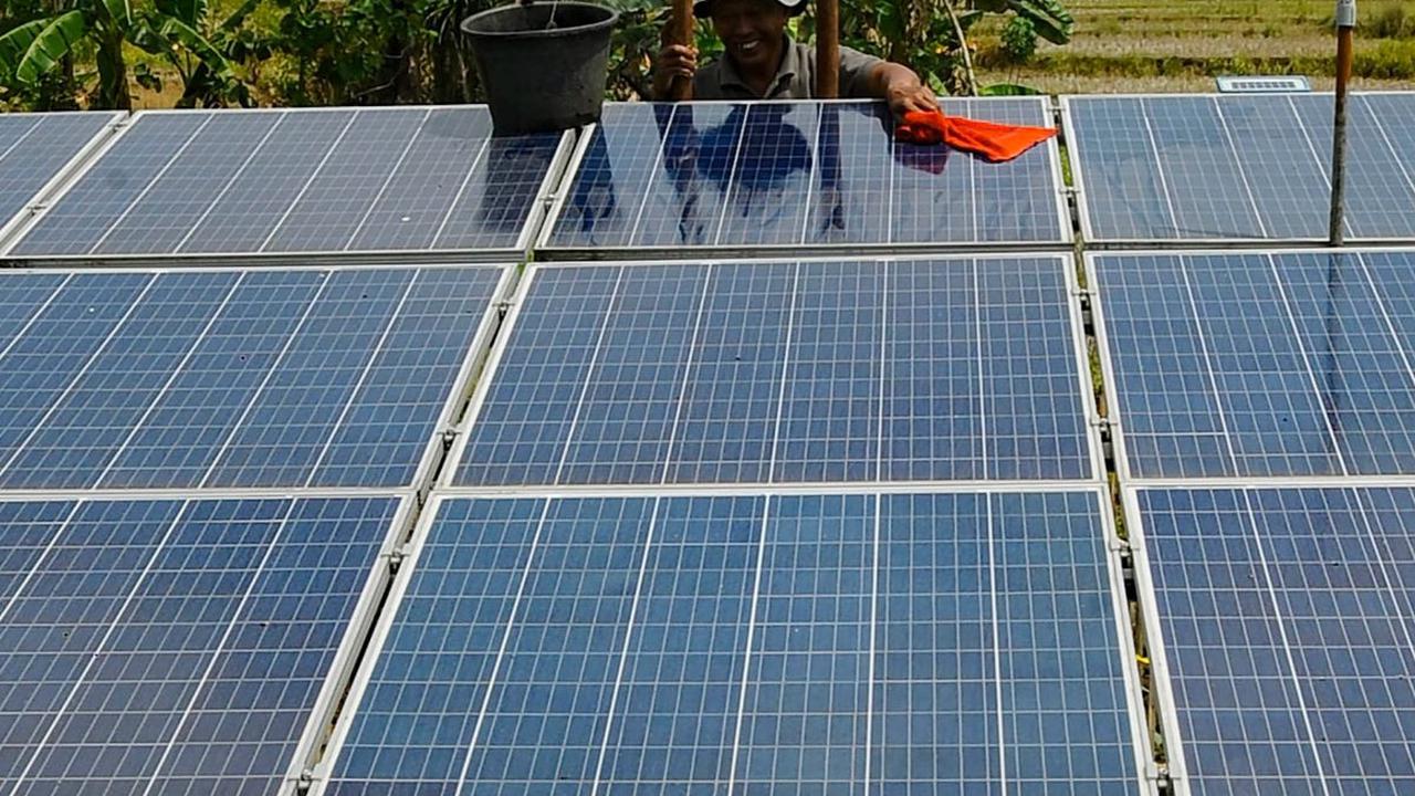 Semenjak adanya pembangkit listrik tenaga surya ini para petani dapat melakukan panen padi dua kali dalam setahun yang sebelumnya hanya setahun sekali.