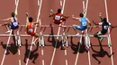 Sejumlah Atlet lari rintangan putra bersaing di 110 meter selama IAAF World Championships di Stadion Nasional di Beijing, Cina (26/8/2015). (REUTERS/Pawel Kopczynski)