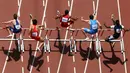 Sejumlah Atlet lari rintangan putra bersaing di 110 meter selama IAAF World Championships di Stadion Nasional di Beijing, Cina (26/8/2015). (REUTERS/Pawel Kopczynski)
