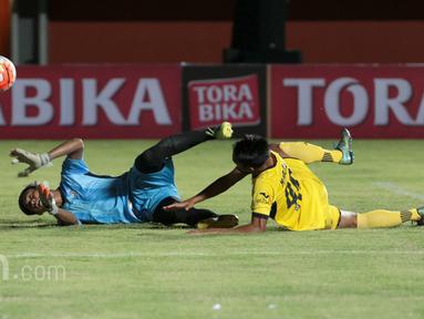 Pemain Mitra Kukar, Moniega dihadang kiper Gresik United pada partai kedua Grup A Piala Presiden 2017 di Stadion Maguwoharjo, Sleman, Sabtu (4/2/2017). Mitra Kukar menang 1-0. (Bola.com/Nicklas Hanoatubun)