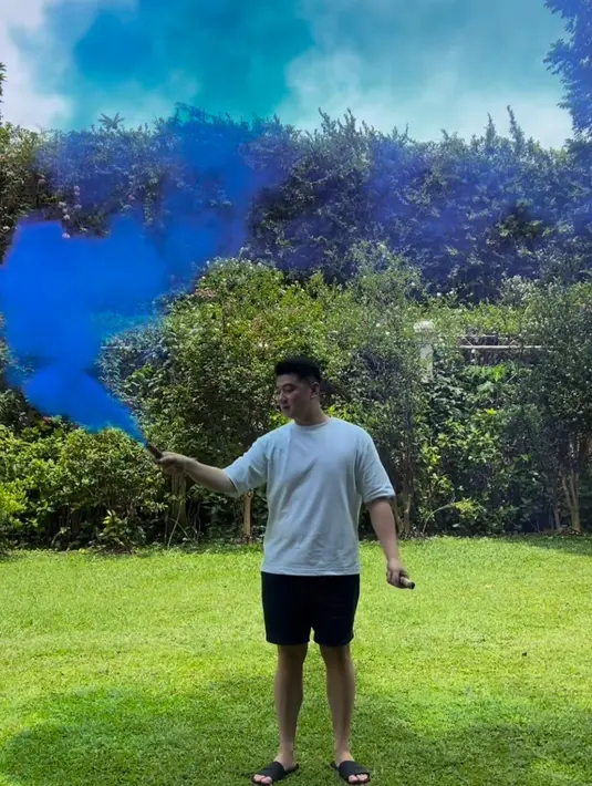 Momen mengungkap jenis kelamin anak kedua Chef Arnold ini digelar sederhana namun penuh keseruan. Terlebih melibatkan Arthur Miles Poernomo putra pertamanya. (Liputan6.com/IG/@tiffanysoetanto).
