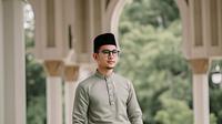 Koko + Celana Sarung: Tampil Santun dan Stylish. Foto: Meta AI