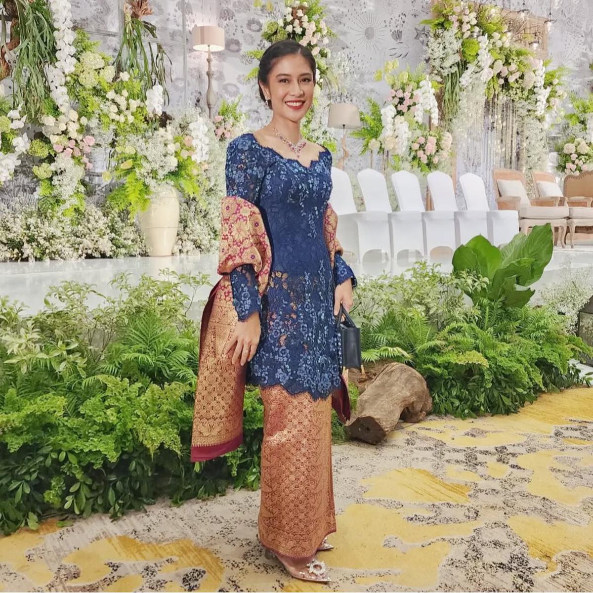 Potret Cantik Dian Sastro Kenakan Kebaya (credit: instagram/therealdisastr)